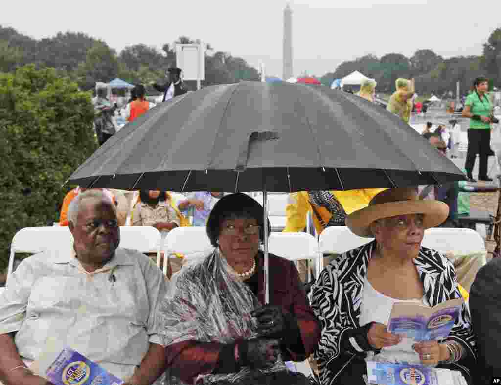 28일 마틴 루터 킹 목사의 연설 50주년을 기념해 미국 수도 워싱턴의 링컨 기념관 앞에서 대규모 행사가 열렸다. 행사 시작을 기다리는 시민들. 