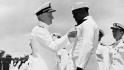 지난 1942년 5월 미 해군 수병 도리스 밀러가 체스터 니미츠 제독으로부터 무공훈장을 받고 있다.