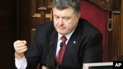 Tổng thống Petro Poroshenko nói nếu phi trường Donetsk bị chiếm thì “kẻ thù” có thể tiến đến Kyiv và các nơi khác nữa.