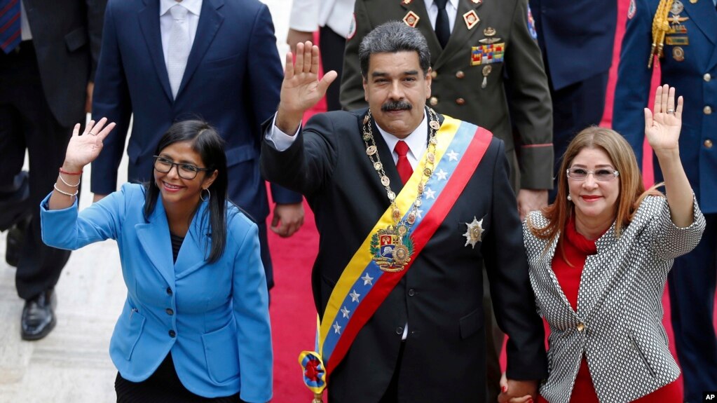 En esta foto de archivo el presidente de Venezuela, Nicolás Maduro, aparece junto a su esposa, Cilia Flores (derecha) y a la entonces presidente de la Asamblea Nacional Constituyente, Delcy Rodríguez. 