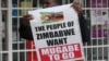 Um homem com um cartaz que diz "O povo quer que Mugabe saia" Nov. 18, 2017. 
