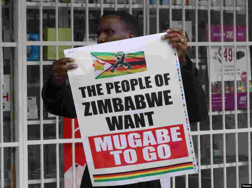"Wananchi wa Zimbabwe wanamtaka Mugabe kuondoka" ni bango linalobebwa na muandamanaji mmoja siku ya Jumamosi mjini Harare, Zimbabwe, Nov. 18, 2017.