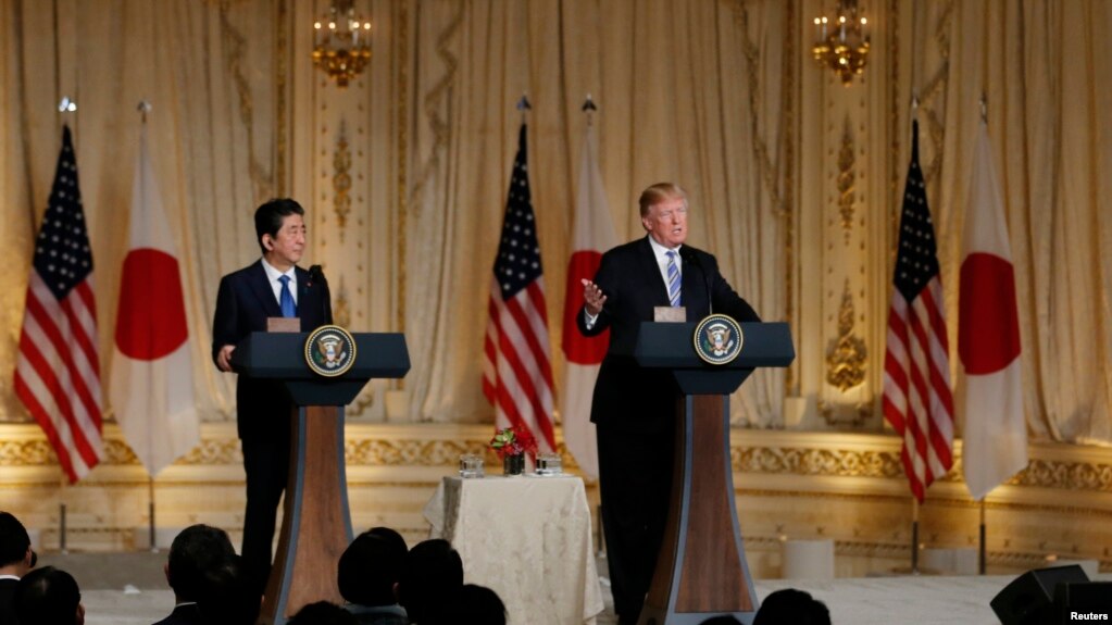 El presidente Donald Trump (der.) en conferencia de prensa con el primer ministro de Japón Shinzo Abe en Mar-a-Lago la mansión de Trump en Palm Beach, Florida. Abril 18, 2018.