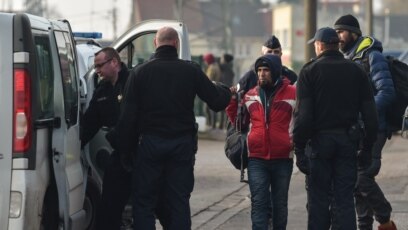 Tư liệu- Cảnh sát bắt giữ di dân lậu tại trại di dân ở Calais, ngày 21/2/2019. (Photo by PHILIPPE HUGUEN / AFP)