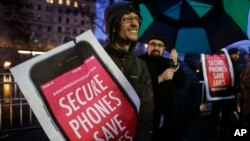 Para pendukung privasi internet melakukan unjuk rasa di toko Apple di Manhattan, New York untuk mendukung Apple dalam kasus dengan FBI mengenai enkripsi iPhone (foto: dok).