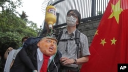 Người biểu tình ủng hộ Trung Quốc bên ngoài Lãnh sự quán Mỹ ở Hong Kong, ngày 30 tháng 5, 2020.