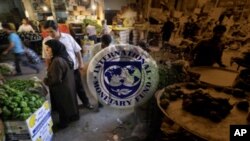 ປ້າຍ IMF ຫຼື ອົງການກອງທຶນສາກົນ ຢູ່ຕະຫລາດແຫ່ງນຶ່ງ