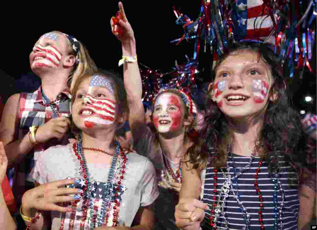 波士顿大众管弦乐团在美国国庆节前夕彩排时，儿童们跟着唱（2017年7月3日）。