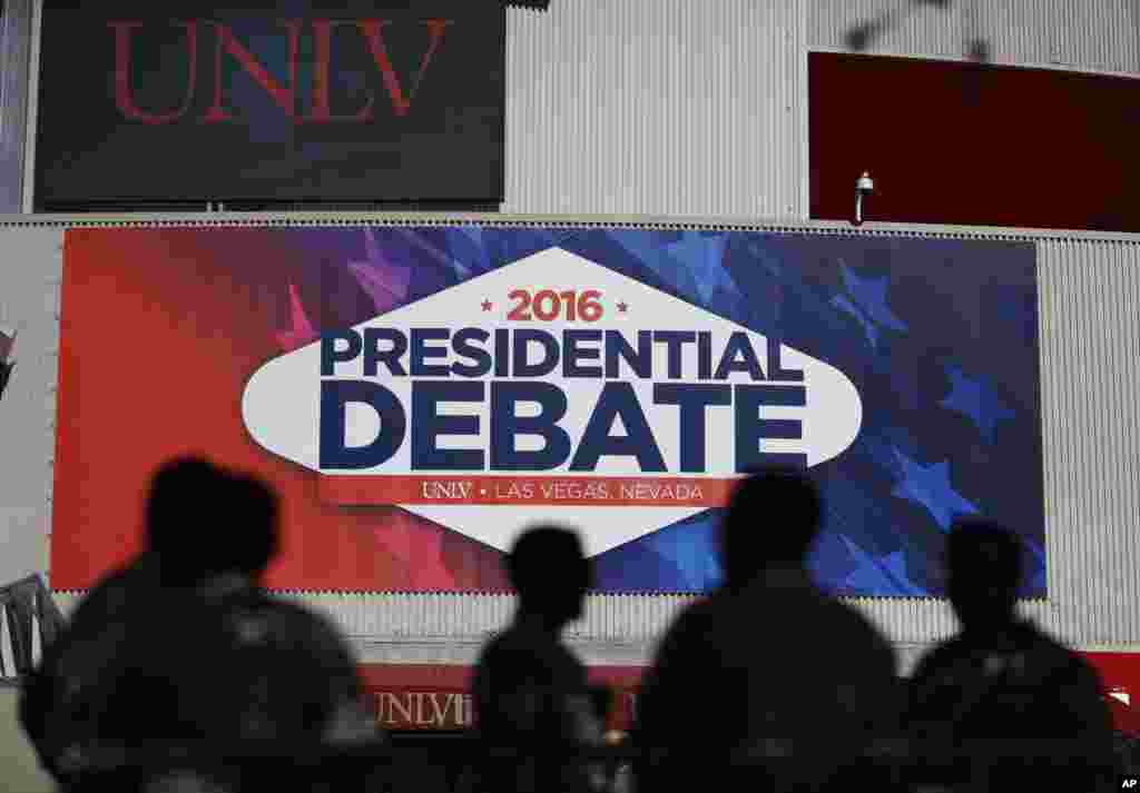 Police officers stand outside the Thomas & Mack Center ahead of the third presidential debate between Democratic presidential nominee Hillary Clinton and Republican presidential nominee Donald Trump at UNLV in Las Vegas, Oct. 19, 2016. 