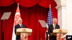 U.S. Vice President Mike Pence, left, and Singaporean Prime Minister Lee Hsien Loong speak at a joint press conference at the Istana or Presidential Palace in Singapore, Friday, Nov. 16, 2018.