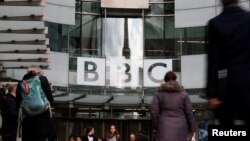 La BBC británica dijo el miércoles 29 de enero de 2020 que eliminaría 450 empleos de su división de noticias, en una reestructuración diseñada para reducir costos y cambiar la forma en que produce noticias para llegar a un público más joven.