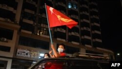 NLD ပါတီကို ထောက်ခံသူတချို့ကို ရန်ကုန်မြို့မှာတွေ့ရ။ (နိုဝင်ဘာ ၀၈၊ ၂၀၂၀)