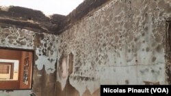 Mur brûlé d'une salle de classe détruite après les attaques de 2015, paroisse Saint Gabriel de Garbado, Niamey, 4 mars 2016 (VOA/Nicolas Pinault)