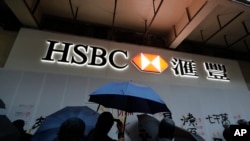 2020年元旦抗议者破坏一个香港汇丰银行的支行。 
