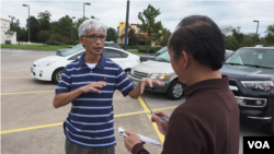 Ông Sơn Đăng, làm việc tại hãng Energy Transfer, trả lời phỏng vấn VOA tại một parking lot ở Conroe. (Hình: Vũ Nguyễn)