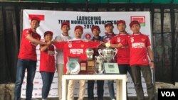 Tim Indonesia untuk Homeless World Cup 2018 diluncurkan di Bandung, Jawa Barat, Kamis (18/10/2018) siang. Untuk pertama kalinya, tim ini memiliki seorang perempuan sebagai pemain. (Foto: VOA/Rio Tuasikal)