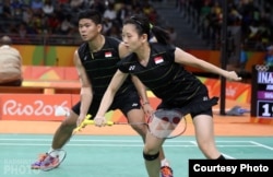 Atlet bulutangkis Indonesia Praveen Jordan dan Debby Susanto dalam sebuah pertandingan Olimpiade 2016 di Rio de Janeiro. (Yves Lacroix/Badminton Photo)