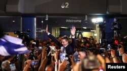 신민주당 키리아코스 미초타키스 대표가 7일 국회의원 총선거에서 승리한 후 그리스 아테네에서 지지자들을 향해 손을 들어보이고 있다.
