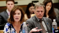 Fred Warmbier y su esposa Cindy Warmbier, hablaron en la ONU el jueves, 3 de mayo, de 2018, sobre su hijo Otto Warmbier, un estadounidense que murió el año pasado días después de ser liberado de Corea del Norte.