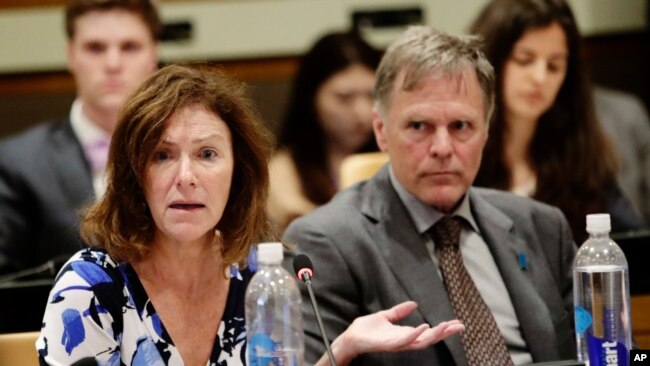 Fred Warmbier y su esposa Cindy Warmbier, hablaron en la ONU el jueves, 3 de mayo, de 2018, sobre su hijo Otto Warmbier, un estadounidense que murió el año pasado días después de ser liberado de Corea del Norte.