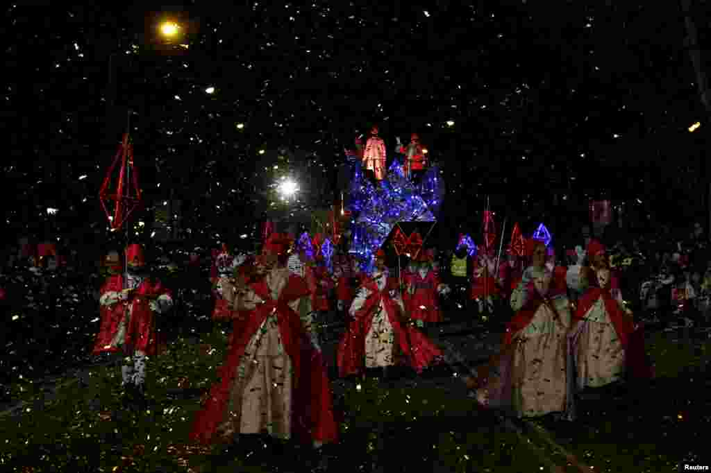 A man dressed as Caspar (C), one of the Three Wise Men, stands on a float as he parades with his entourage during the traditional Epiphany parade in Madrid, Spain, Jan. 5, 2016.
