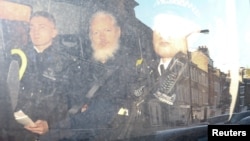 11일 영국 런던 경찰에 체포된 '위키리크스' 설립자 줄리언 어산지가 호송차에 타고 있다.
