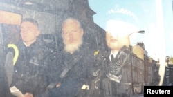Le fondateur de WikiLeaks, Julian Assange, quitte le tribunal de Westminster dans le fourgon de la police, après son arrestation à Londres, le 11 avril 2019, en Grande-Bretagne.