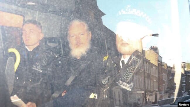 在伦敦被捕的维基解密创始人阿桑奇被关在警车中离开法庭。(2019年4月11日)
