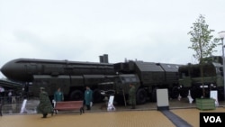 俄罗斯重视核武力量，普京宣称开发超级武器。2015年莫斯科郊外武器展览上展出的”白杨”战略导弹。