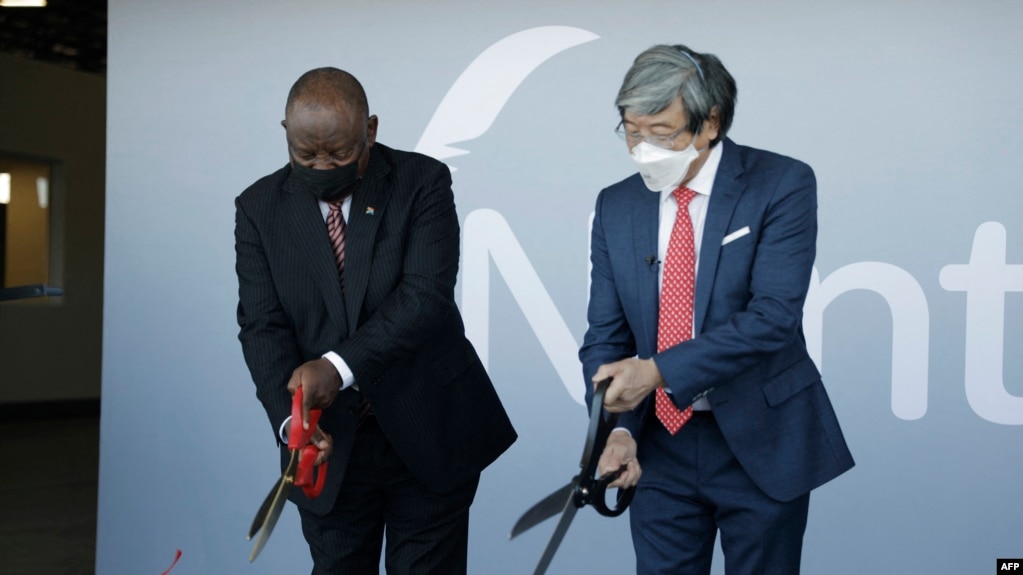 Le président sud-africain Cyril Ramaphosa et le fondateur de NantWorks Dr Patrick Soon-Shiong ont coupé le ruban lors du lancement de NantSA, le futur campus de fabrication de vaccins à Brackengate, Cape Town, le 19 janvier 2022.