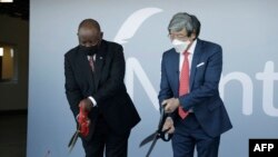 Le président sud-africain Cyril Ramaphosa et le fondateur de NantWorks Dr Patrick Soon-Shiong ont coupé le ruban lors du lancement de NantSA, le futur campus de fabrication de vaccins à Brackengate, Cape Town, le 19 janvier 2022.