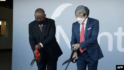 Le président sud-africain Cyril Ramaphosa et le fondateur de NantWorks Dr Patrick Soon-Shiong ont coupé le ruban lors du lancement de NantSA, le futur campus de fabrication de vaccins à Brackengate, Cape Town, le 19 janvier 2022.