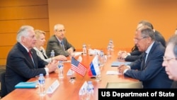 Le secrétaire d’Etat américain Rex Tillerson, à droite, discute avec le ministre russe des affaires étrangères Sergey Lavrov, à Manille, Philippines, 6 août 2017.