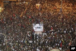 Manifestation de joie à Benghazi, à la nouvelle de la chute de Tripoli