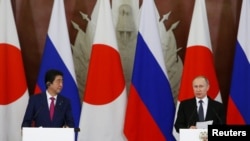 Presiden Vladimir Putin (kanan) dan PM Shinzo Abe (kiri) saat menggelar konferensi pers bersama di Moskow (Foto: dok).