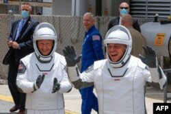 អវកាសយានិករបស់អង្គការ NASA គឺលោក Douglas Hurley និងលោក Robert Behnken ឡើងជិះរ៉ុក្កែត SpaceX Falcon 9 ក្នុងអំឡុងពេលបេសកកម្មអវកាស SpaceX Demo-2 របស់អង្គការ NASA ទៅកាន់ស្ថានីយ៍អវកាសអន្តរជាតិពីមជ្ឈមណ្ឌលអវកាស Kennedy ក្នុង​ទីក្រុង Cape Canaveral រដ្ឋ Florida នៅថ្ងៃសៅរ៍ទី ៣០ ខែឧសភាឆ្នាំ ២០២០។ (AFP)