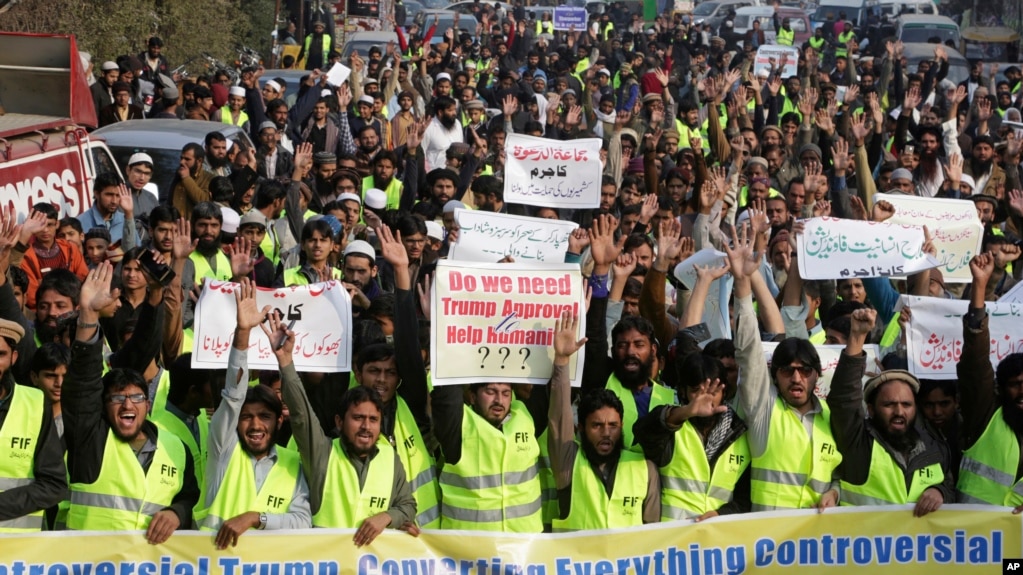 Ủng hộ viên của các nhóm tôn giáo Pakistan biểu tình chống Tổng thống Mỹ Donald Trump tại Lahore, Pakistan, ngày 2/1/18.