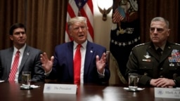 2019年，特朗普总统和前国防部长埃斯珀（左）以及美军参谋长联席会议主席米利在白宫的一个记者会上。