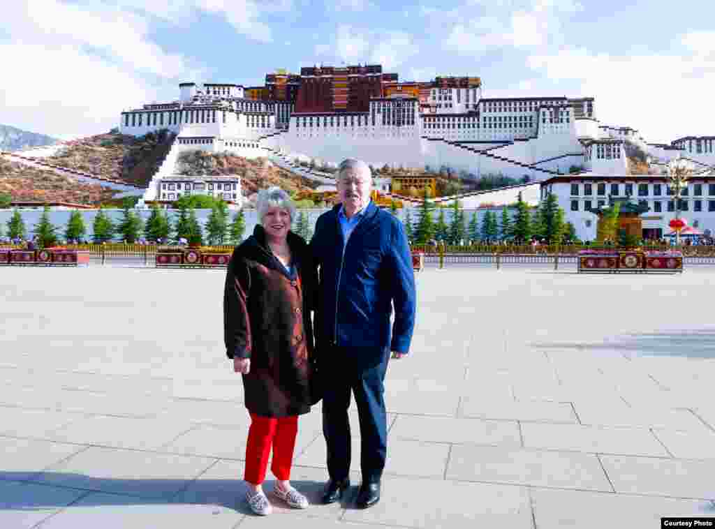 布兰斯塔德大使夫妇访问布达拉宫。