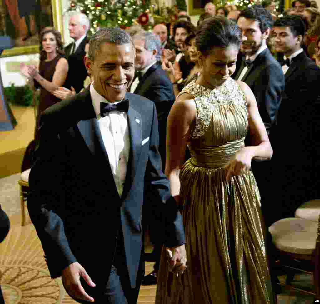 Prezident Barak Obama və birinci xanım Mişel Obama 2012-ci il Kennedy Mərkəzi laureatlarının şərəfinə verilən ziyafəti tərk edirlər.&nbsp; 2 dekabr, 2012.