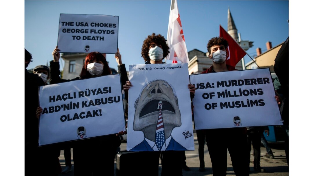 Anggota Persatuan Pemuda Turki, memegang plakat anti-AS, memprotes kunjungan Menteri Luar Negeri AS Mike Pompeo ke Patriark Ekumenis Bartholomew I, pemimpin spiritual umat Kristen Ortodoks dunia, di Istanbul, 17 November 2020.