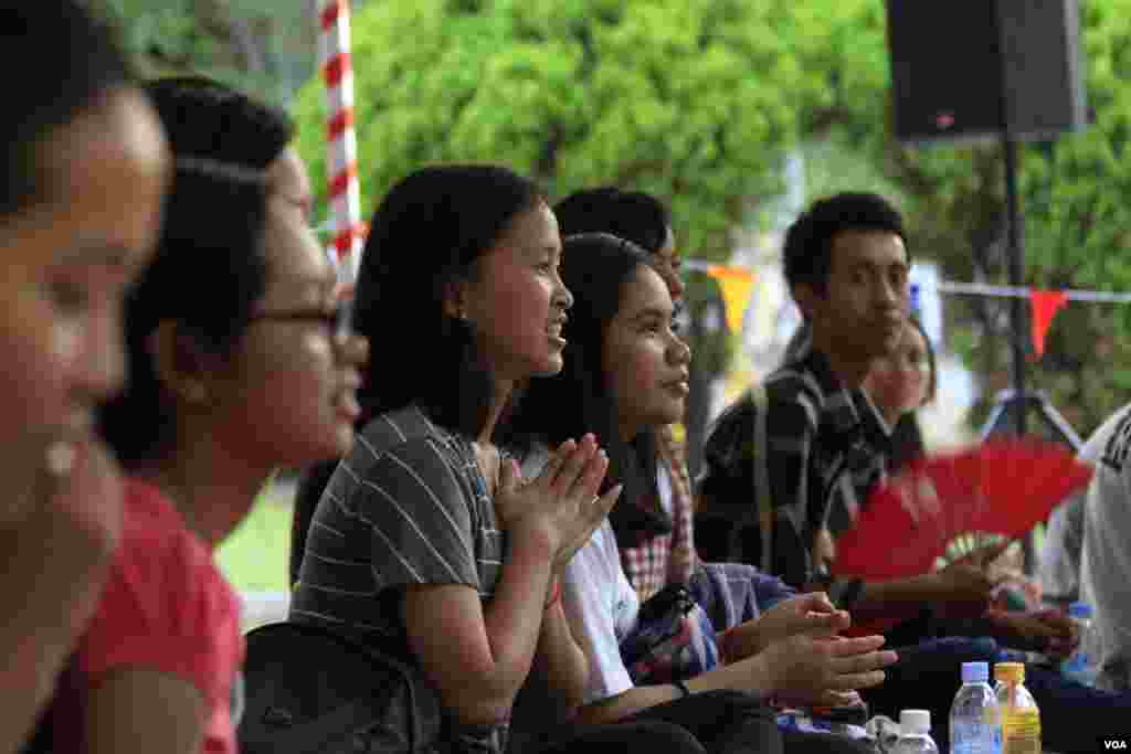 យុវជន​ និង​សិស្ស​ និស្សិត​ ​ប្រមាណ​៣០០នាក់ ​បាន​ចូល​រួម​ទស្សនា ​ល្ខោន​យីកេ​រឿង​ «កាកី»​ នៅក្នុង​បរិវេណ​វិទ្យាល័យ​ព្រះស៊ីសុវត្ថិ​ រាជធានី​ភ្នំពេញ​ នៅថ្ងៃ​ទី១១​ ខែ​សីហា​ ឆ្នាំ​២០១៧។ (ហ៊ាន សុជាតា/ VOA)