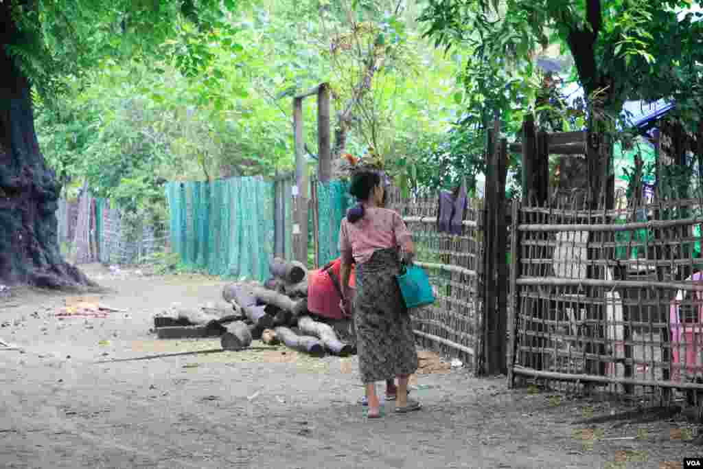 အင်းဒင်ကျေးရွာနေ ပြည်သူတဦး (ဓာတ်ပုံ-ထက်အောင်ခန့်)
