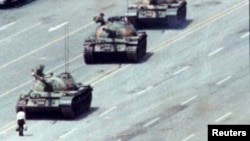 一名据信叫“王维林”的男子八九六四事件期间在北京长安街王府井路段上只身阻挡前行中的戒严部队坦克车队。（资料照片）