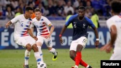 ေဘာလံုး ယွဥ္လုေနသည့္ ျပင္သစ္အသင္းမွ Paul Pogba ႏွင့္ အေမရိကန္အသင္းမွ Tyler Adams ။ ၉ ဇြန္ ၂၀၁၈။