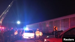 Les équipes d'urgence sont en intervention après un accident de train près de Pine Ridge, dans le comté de Lexington, en Caroline du Sud, le 4 février 2018 dans cette image obtenue sur les réseaux sociaux. (Comté de Lexington via Reuters)