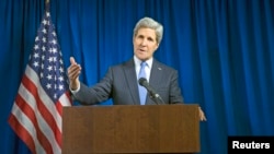 نشست مطبوعاتی جان کری وزیر خارجه ایالات متحده در محل سفارت آمریکا در لندن - ۲۵ آذر ۱۳۹۳ 