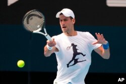 Novak Djokovic dari Serbia berlatih di Rod Laver Arena jelang Australia Terbuka di Melbourne Park di Melbourne, Australia, Selasa, 11 Januari 2022. (Foto: via AP)