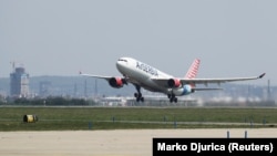 Arhiva - Avio Er Srbije poleće sa piste beogradskog aerodroma "Nikola Tesla".