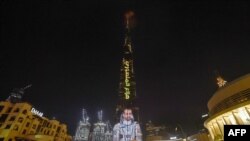 برج الخلیفہ پر بھی المنصوری کی تصویر کو روشن کیا گیا۔